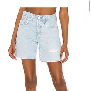 501 Mid Thigh Short in Luxor Focus
LEVI'S